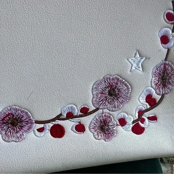 Purse with cardinal embroidery - Picture 5 of 8